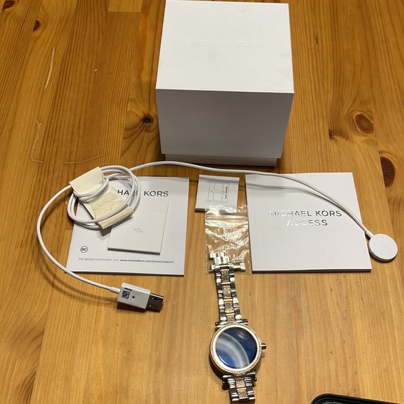 Michael Kors access smartwatch with all accessories and box - Picture 5 of 5